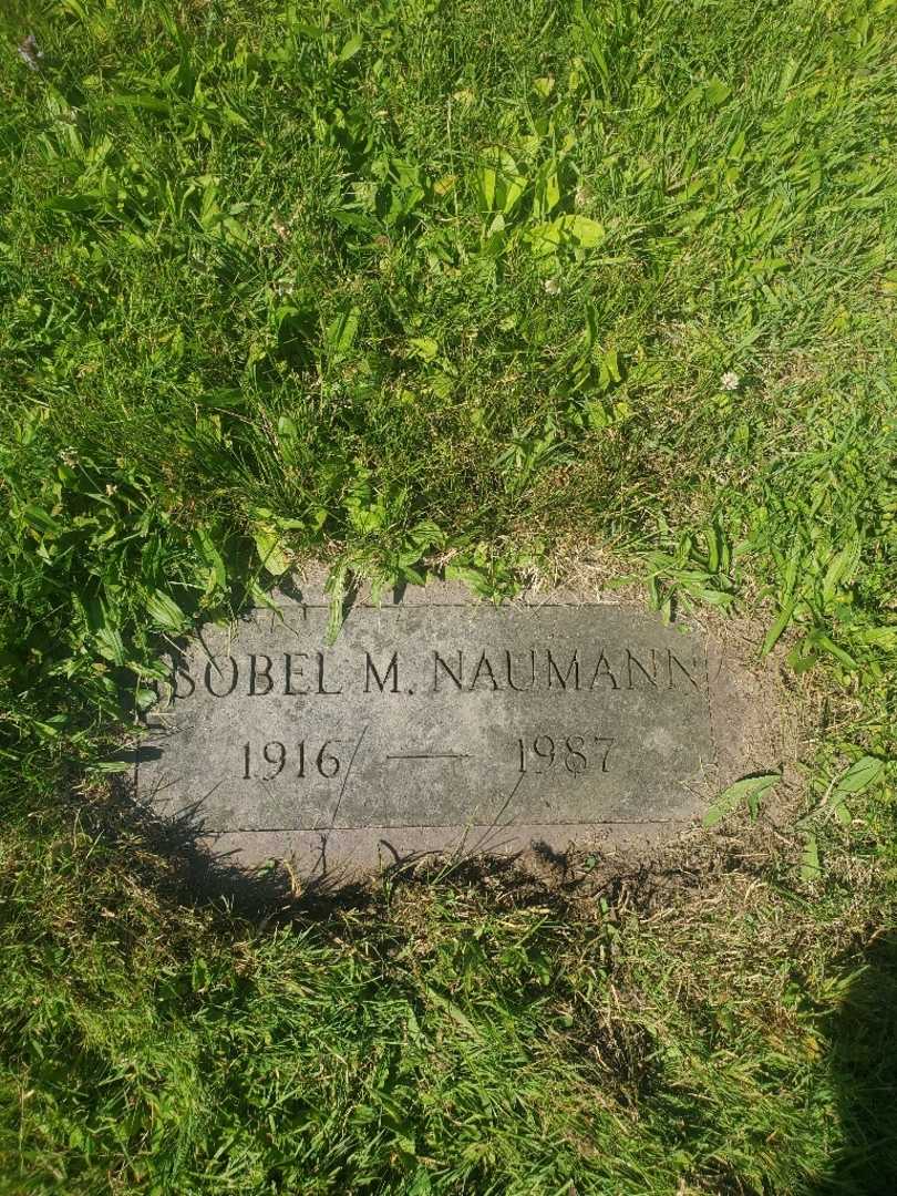 Isobel M. Naumann's grave. Photo 3