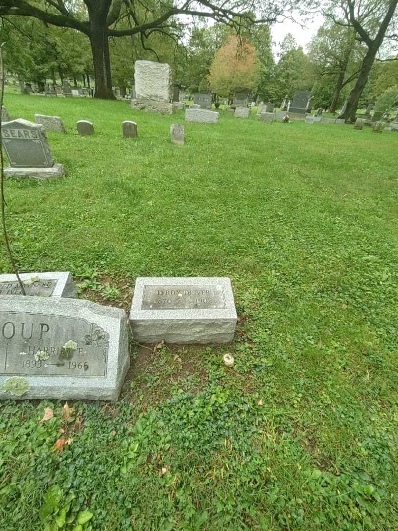 Leroy Oliver's grave. Photo 1