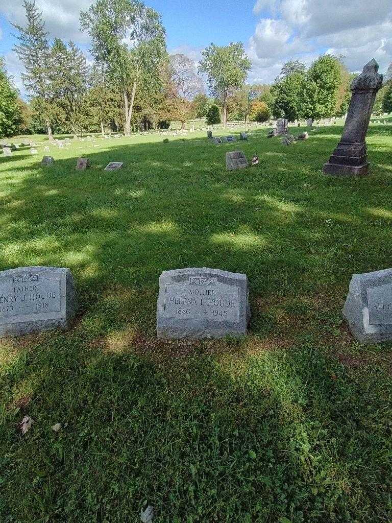 Helena L. Houde's grave. Photo 2
