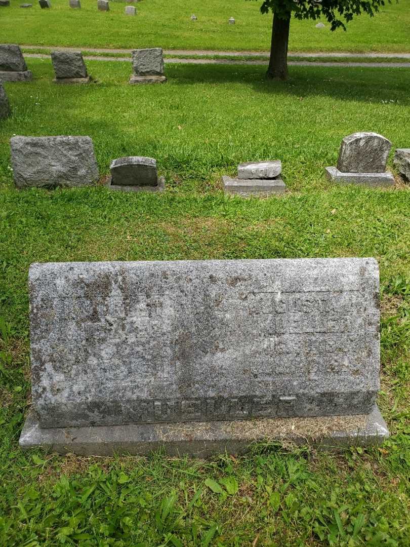 Augusta Mueller's grave. Photo 3