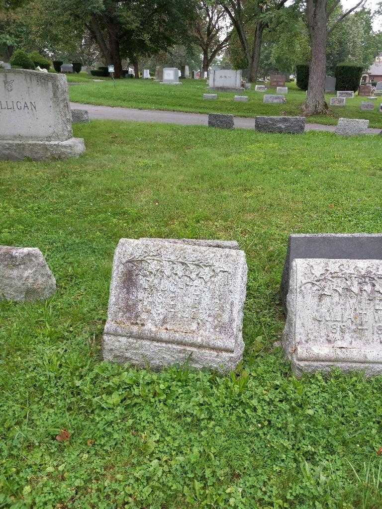 Doris E. Weinz's grave. Photo 1