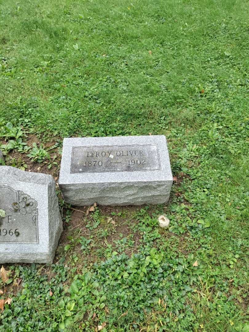 Leroy Oliver's grave. Photo 2