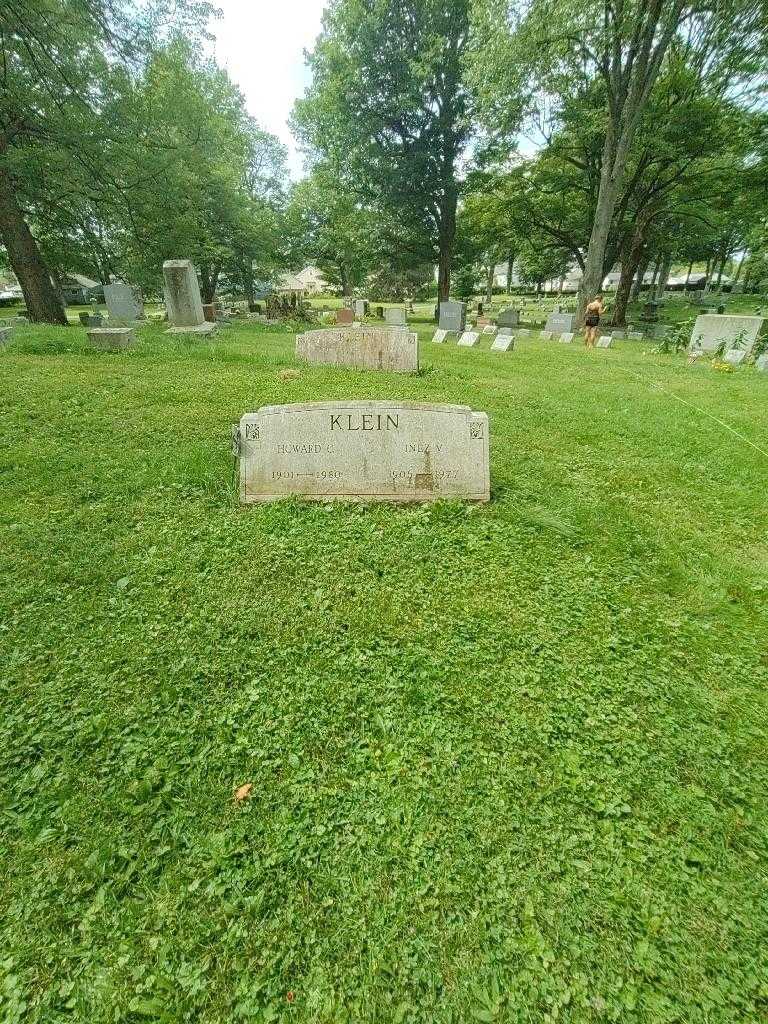 Inez V. Klein's grave. Photo 1