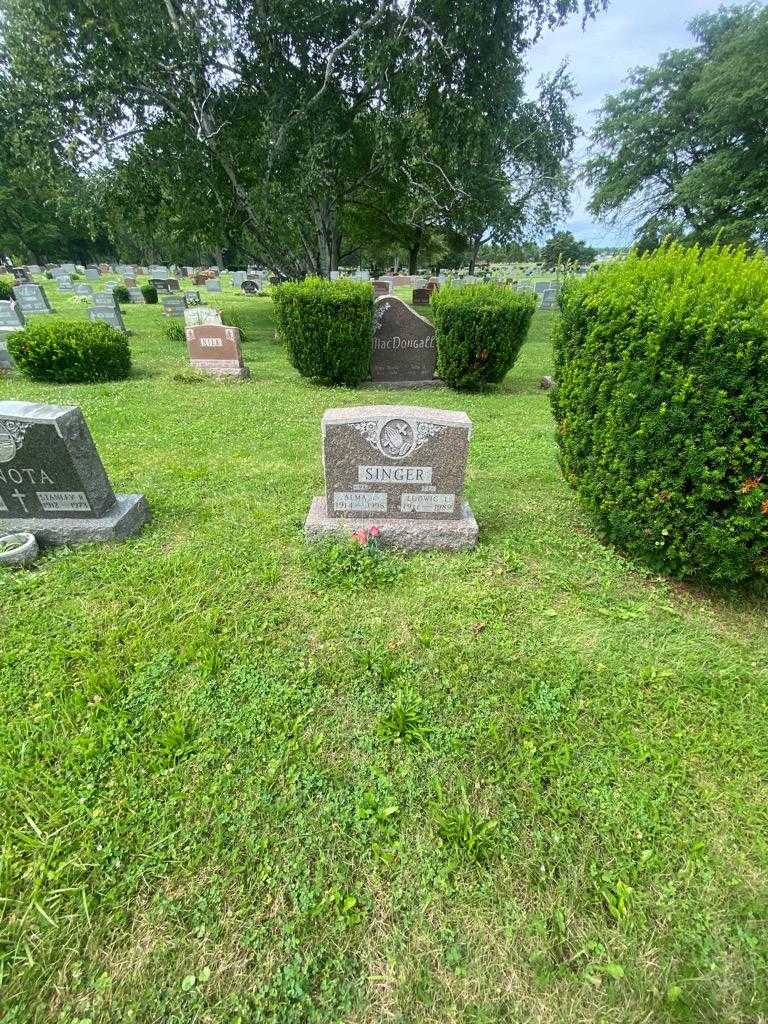 Ludwig L. Singer's grave. Photo 1