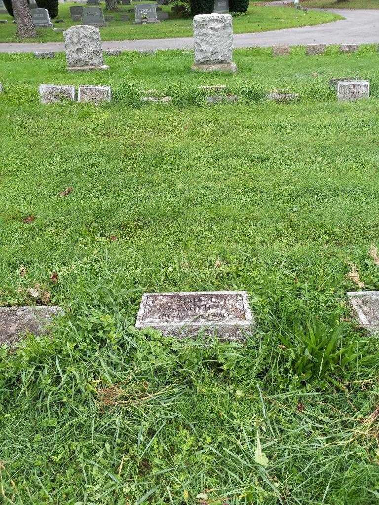 Emma L. Smith's grave. Photo 1