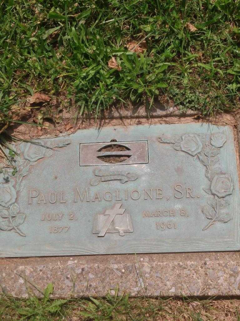 Paul Maglione Senior's grave. Photo 1