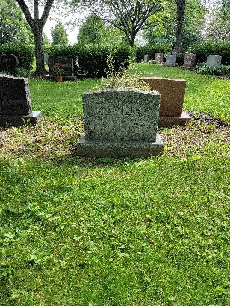 Robert L. Kaylor's grave. Photo 1