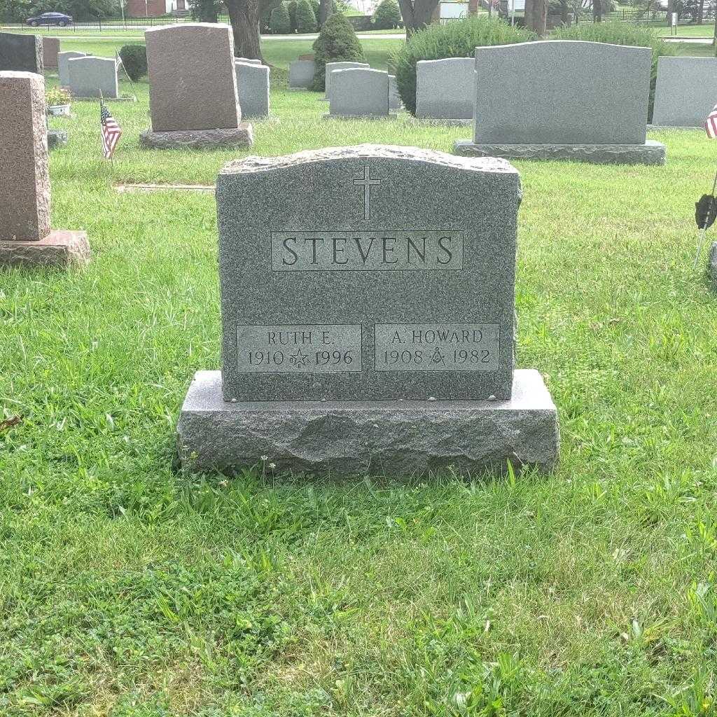 Ruth E. Stevens's grave. Photo 2