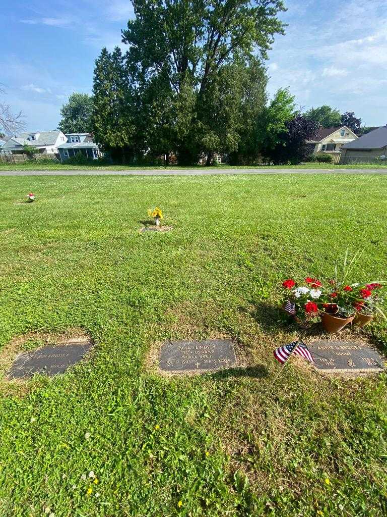 Paul I. Lindsey's grave. Photo 1