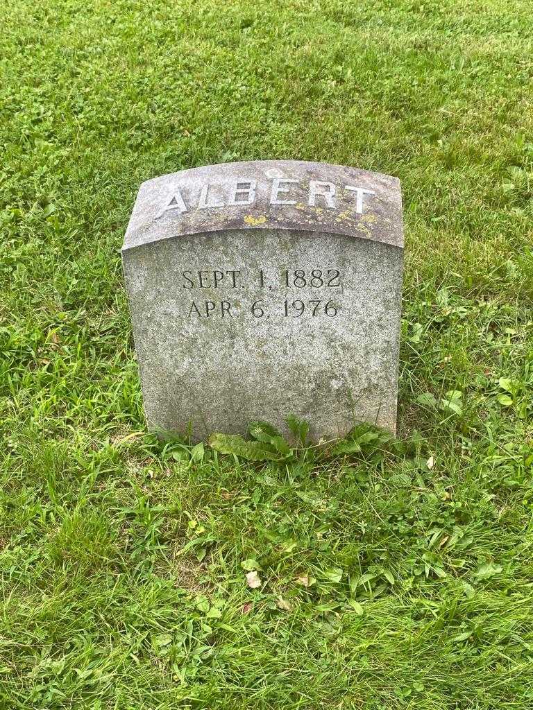 Albert Howeth's grave. Photo 4