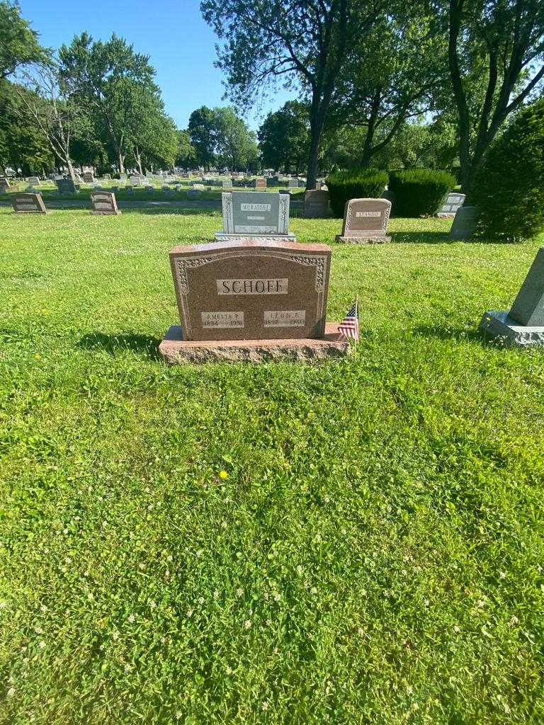 Leon E. Schoff's grave. Photo 1