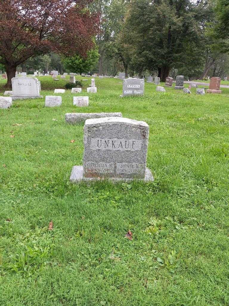 Louise W. Unkauf's grave. Photo 1