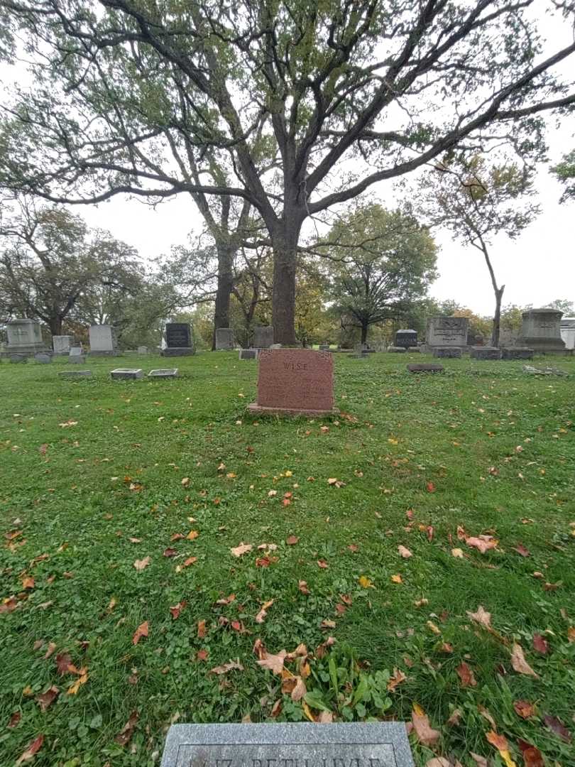 Lillian B. Wise's grave. Photo 1