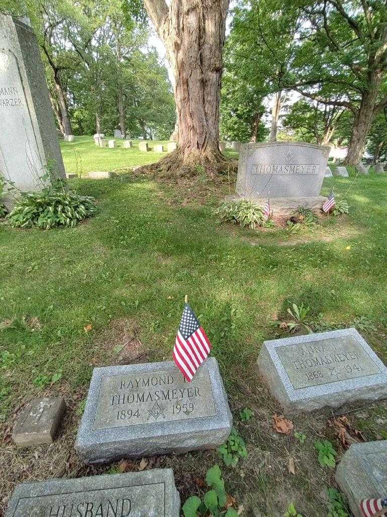 Raymond H. Thomasmeyer's grave. Photo 1