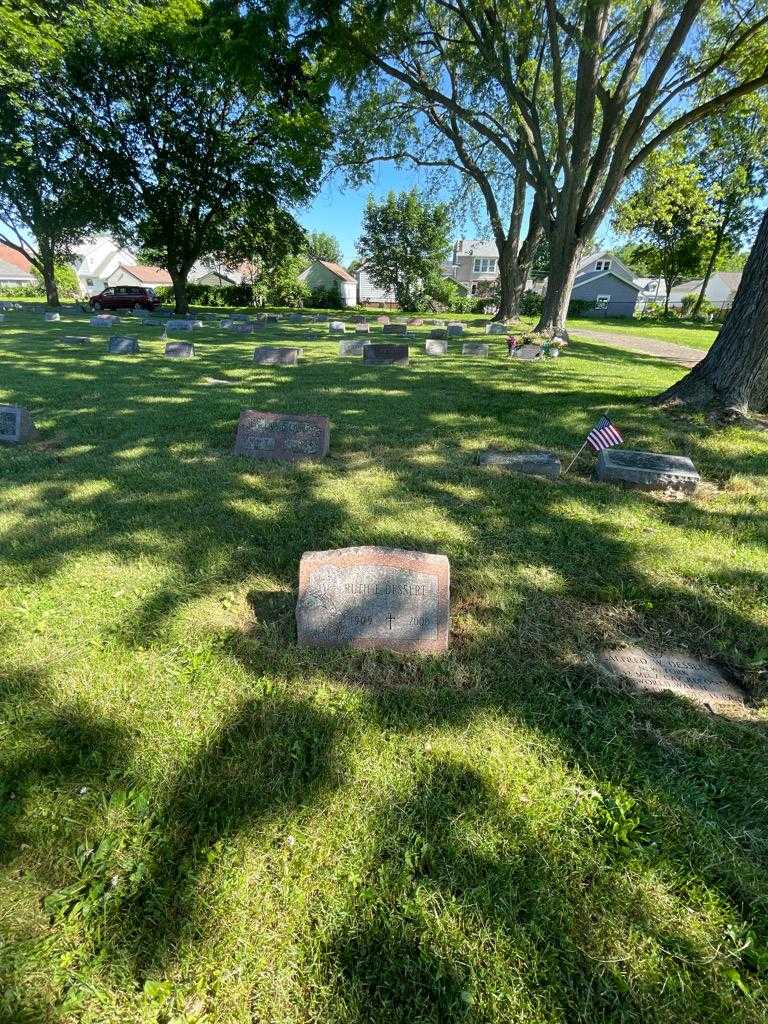 Ruth E. Dessert's grave. Photo 1