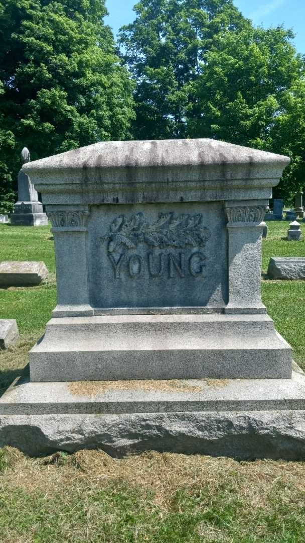 Luella W. Young's grave. Photo 4