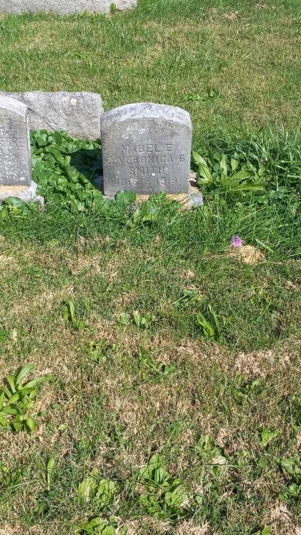 Mabel E. Smith's grave. Photo 2