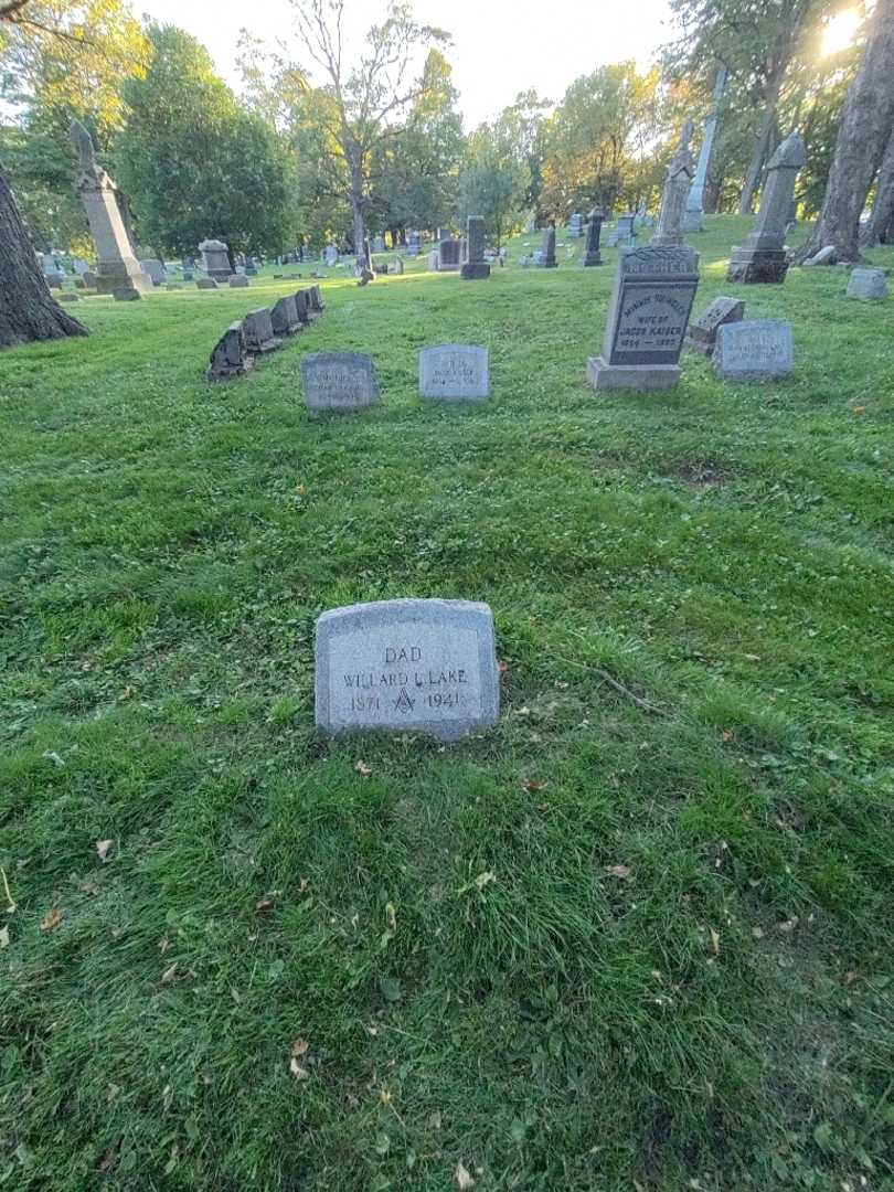 Willard L. Lake's grave. Photo 1