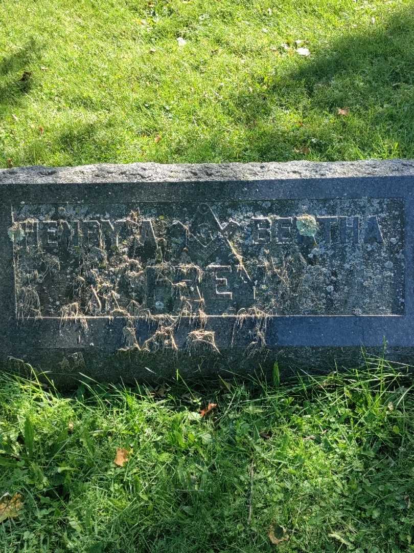 Bertha Frey's grave. Photo 3