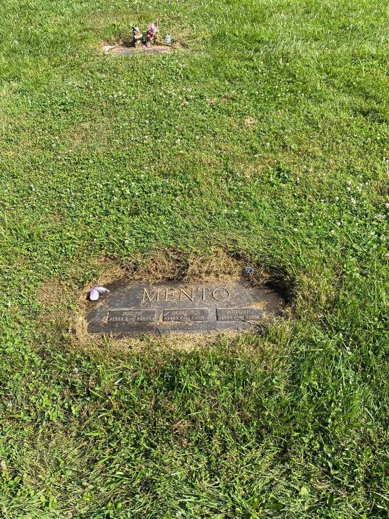 Antonio Mento's grave. Photo 2