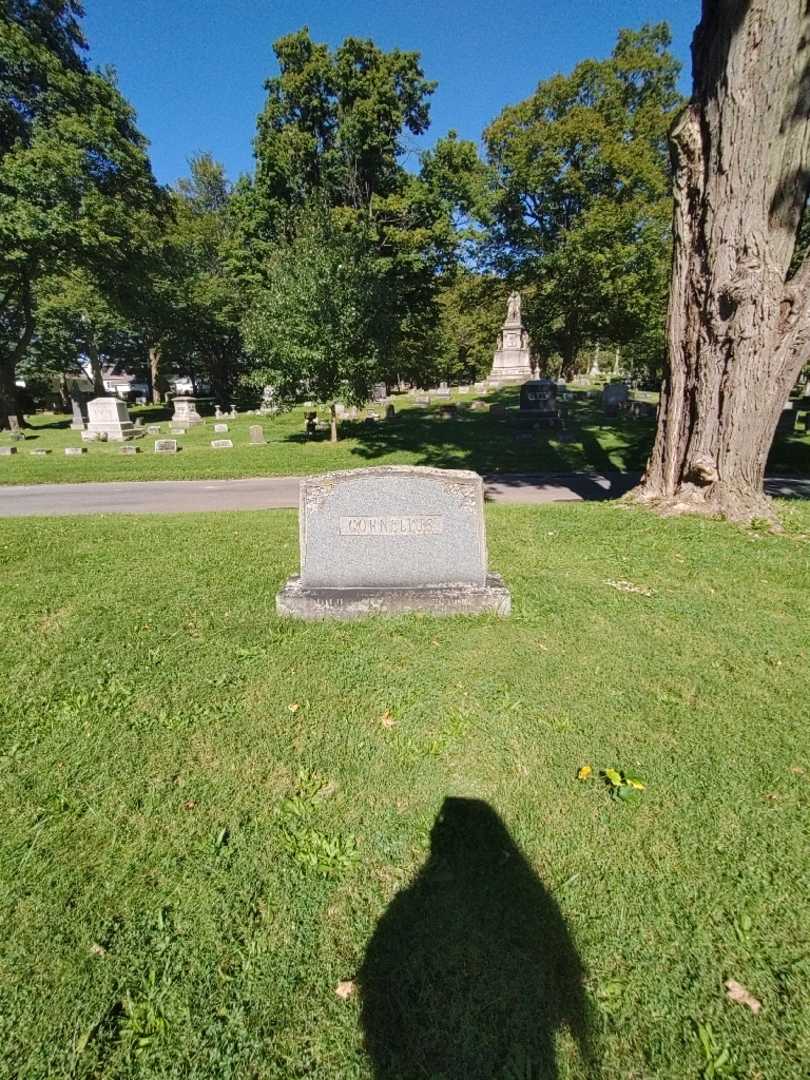 Lillian M. Cornelius's grave. Photo 1