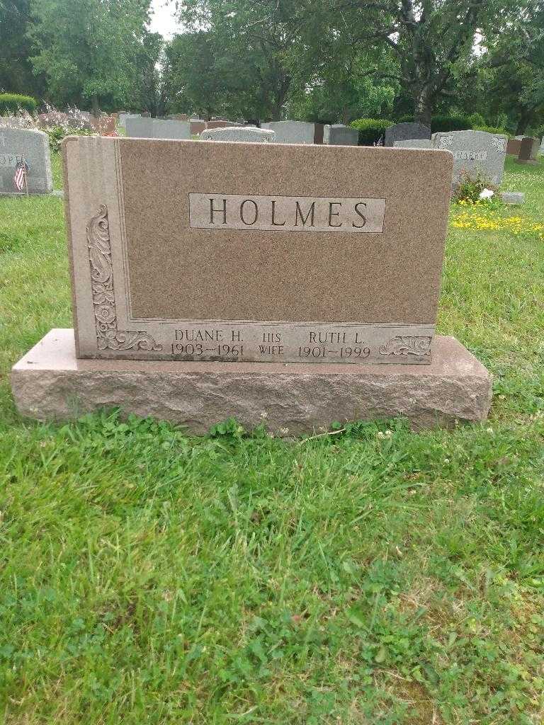 Ruth L. Holmes's grave. Photo 1