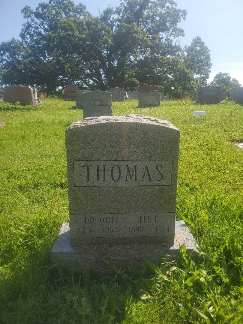 Lee E. Thomas's grave. Photo 3