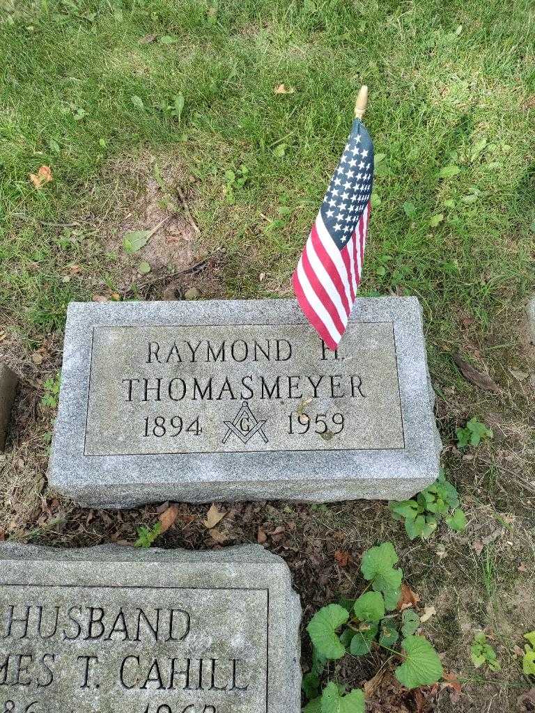 Raymond H. Thomasmeyer's grave. Photo 2