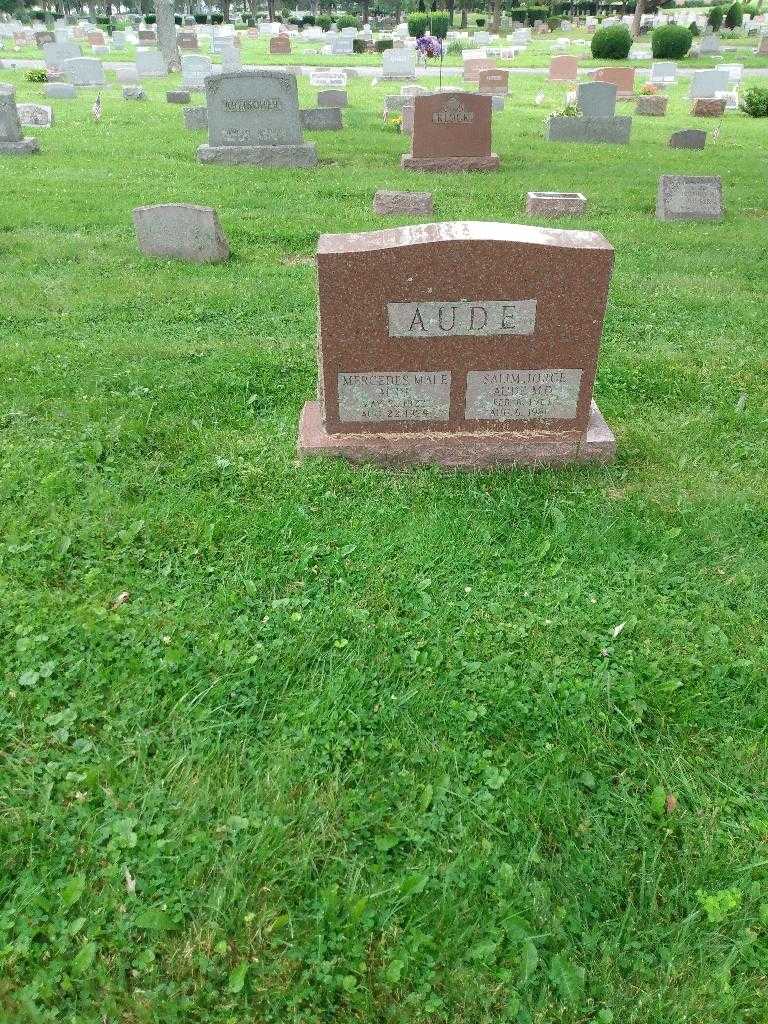 Mercedes Maie Aude's grave. Photo 1