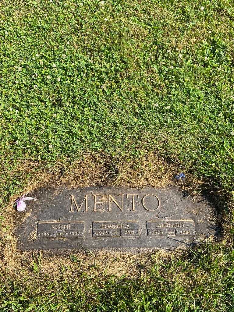 Antonio Mento's grave. Photo 3