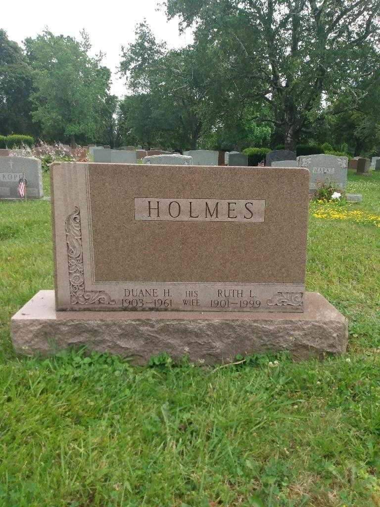 Ruth L. Holmes's grave. Photo 2