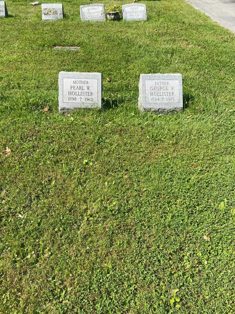 Pearl W. Hollister's grave. Photo 1