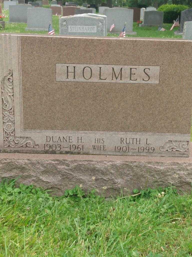 Ruth L. Holmes's grave. Photo 3