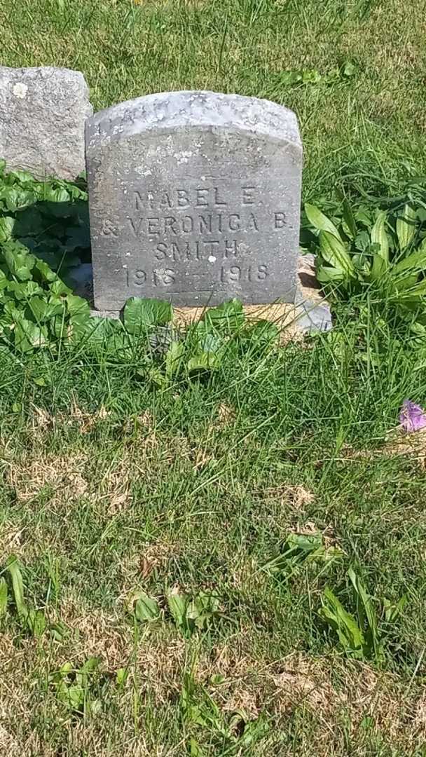 Mabel E. Smith's grave. Photo 3