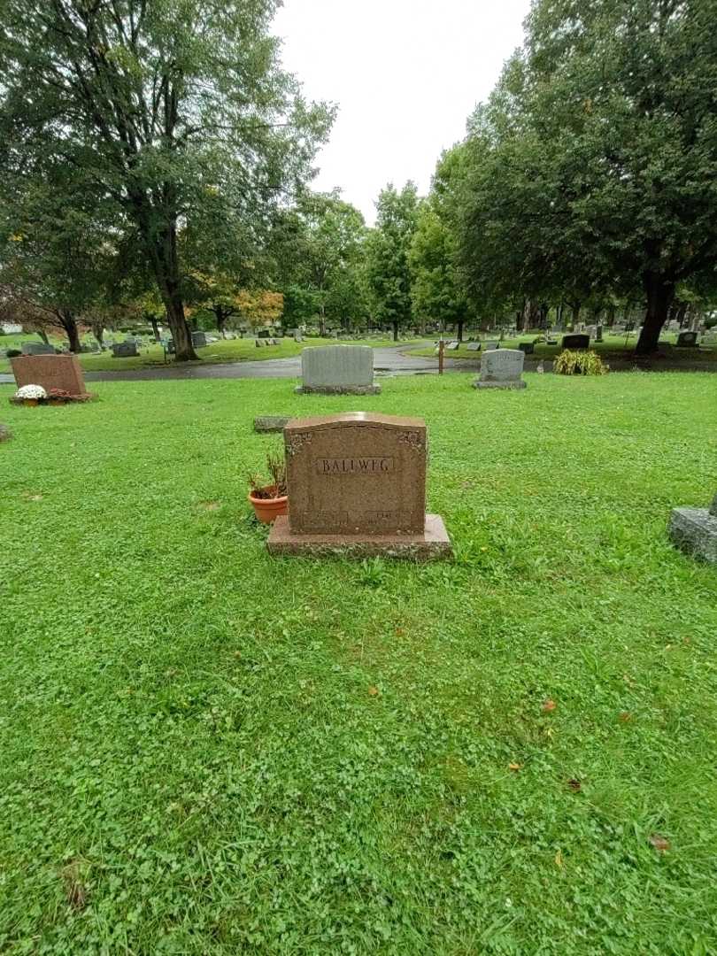 Iva R. Ballweg's grave. Photo 3