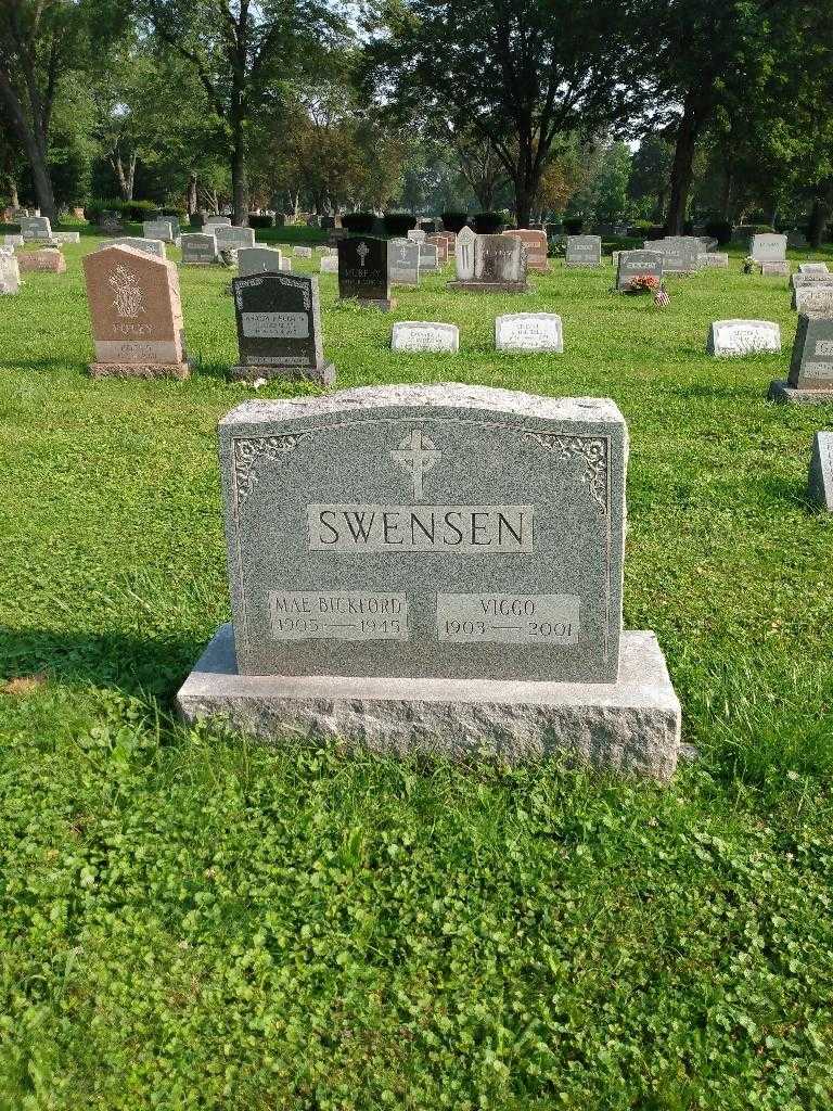 Mae Swensen Bickford's grave. Photo 1