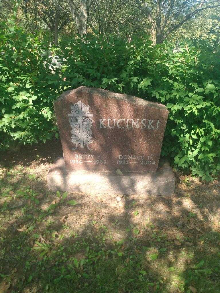 Betty F. Kucinski's grave. Photo 1