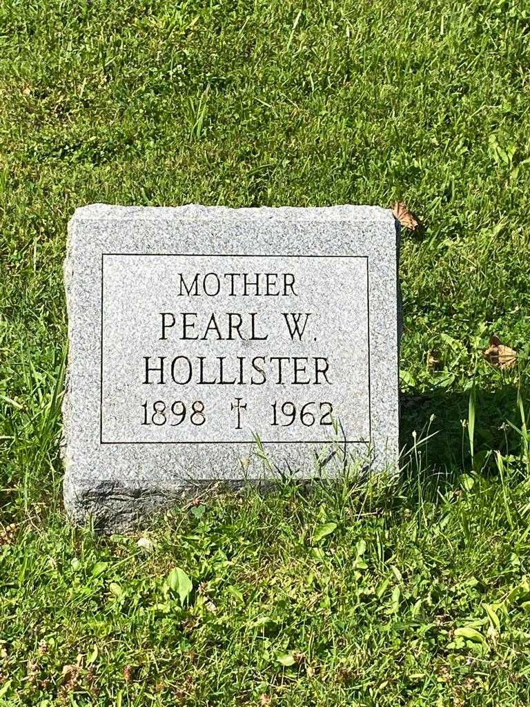 Pearl W. Hollister's grave. Photo 2