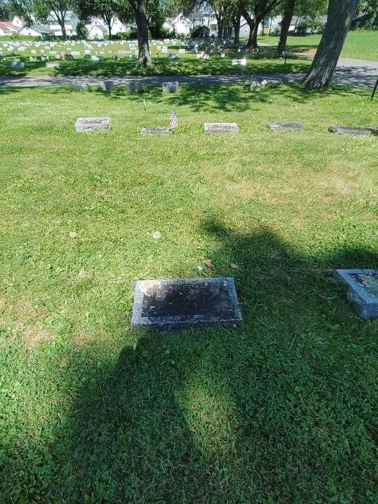 Lester W. Taft's grave. Photo 1