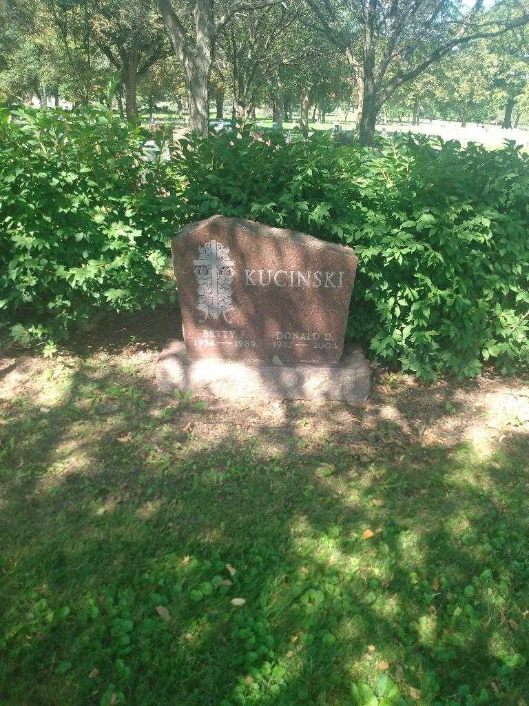 Betty F. Kucinski's grave. Photo 2