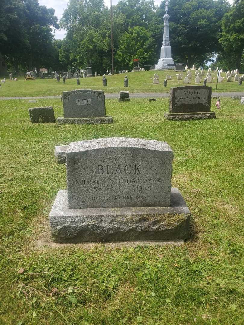 Mildred G. Black's grave. Photo 2