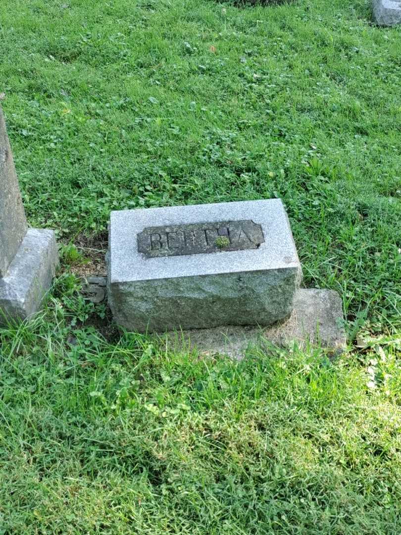 Bertha Manzer's grave. Photo 1
