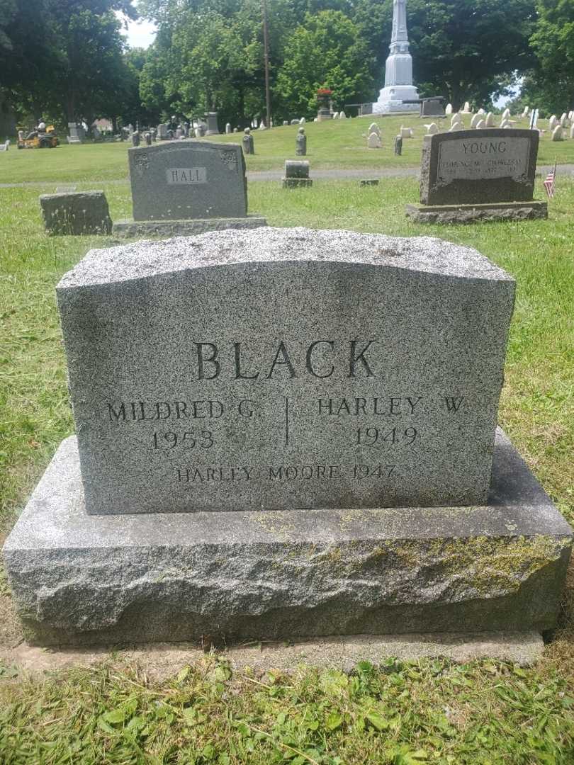 Mildred G. Black's grave. Photo 3