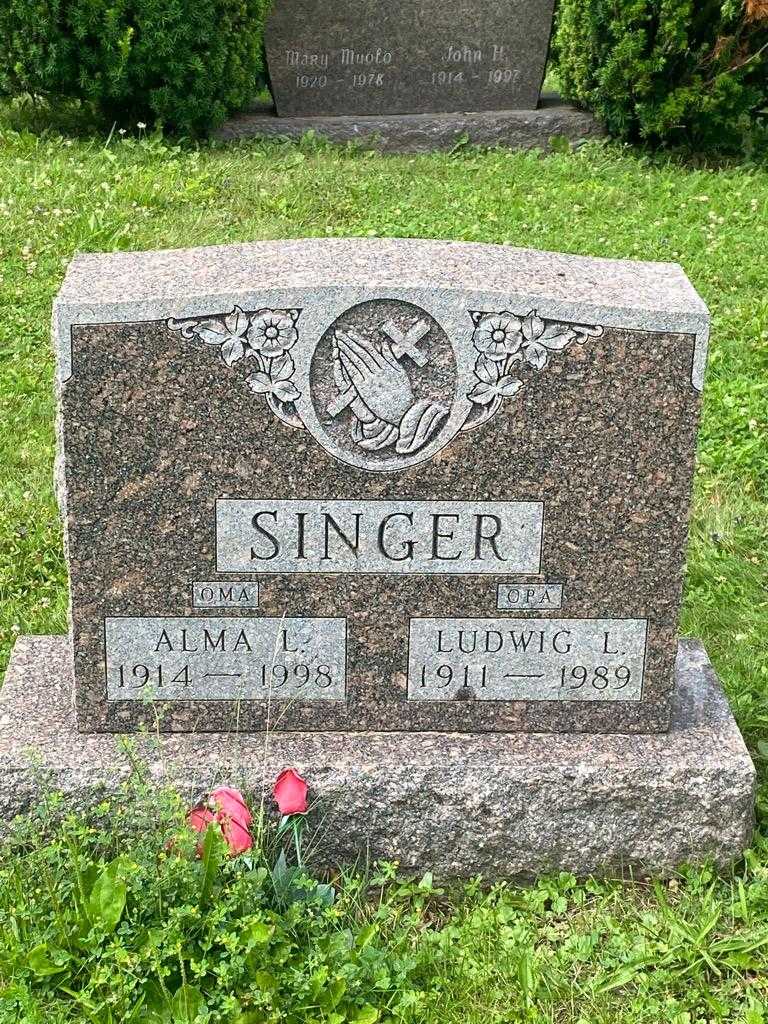 Alma L. Singer's grave. Photo 3