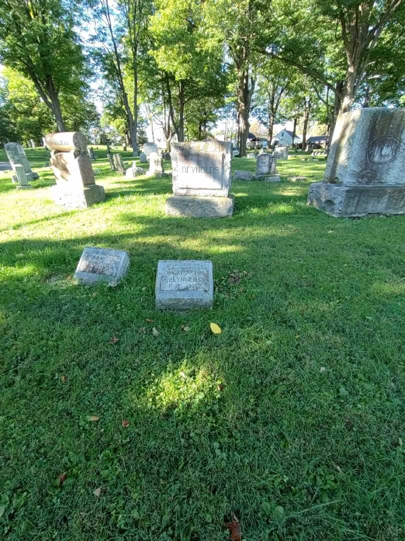 Margaret H. Reynolds's grave. Photo 1