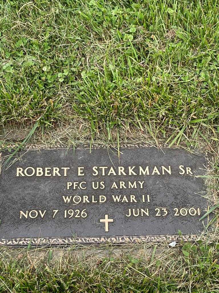 Robert E. Starkman Senior's grave. Photo 3