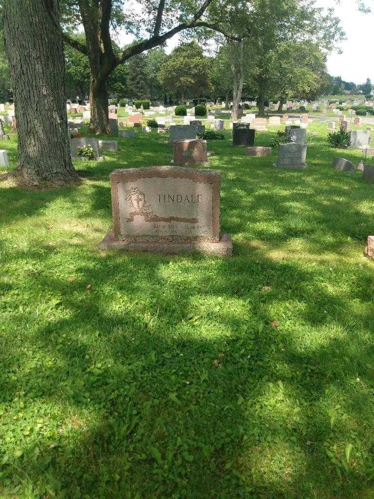 Clarence B. Tindale's grave. Photo 1