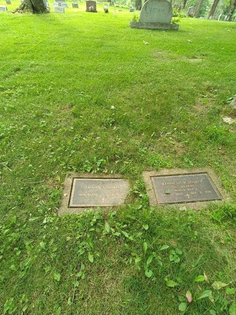 Lillian S. Squire's grave. Photo 1