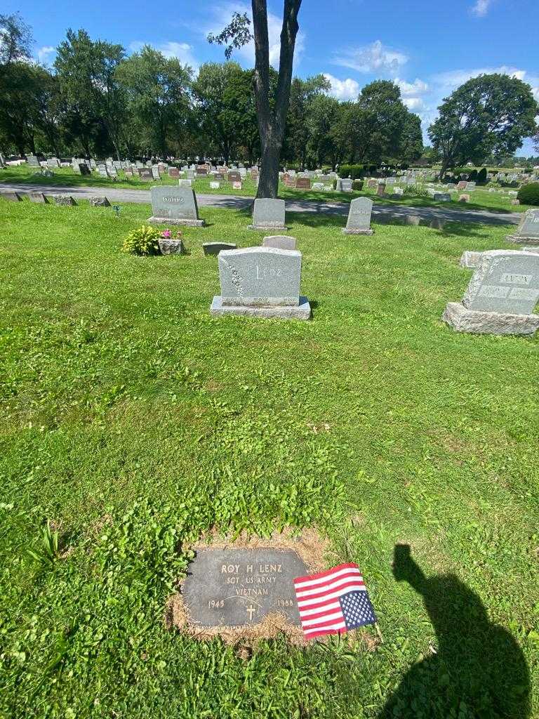 Roy H. Lenz's grave. Photo 1