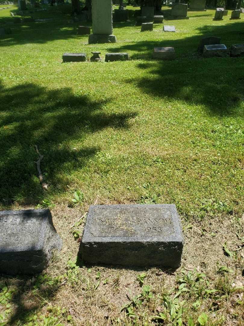 Myrton E. Ransom's grave. Photo 1